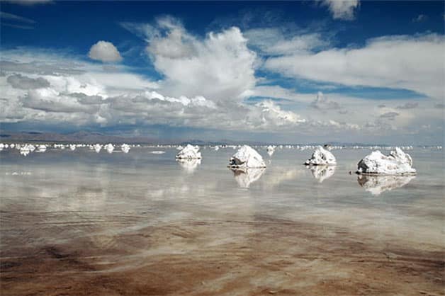 Montones de sal que contienen litio en el salar de Uyuni - Bolivia